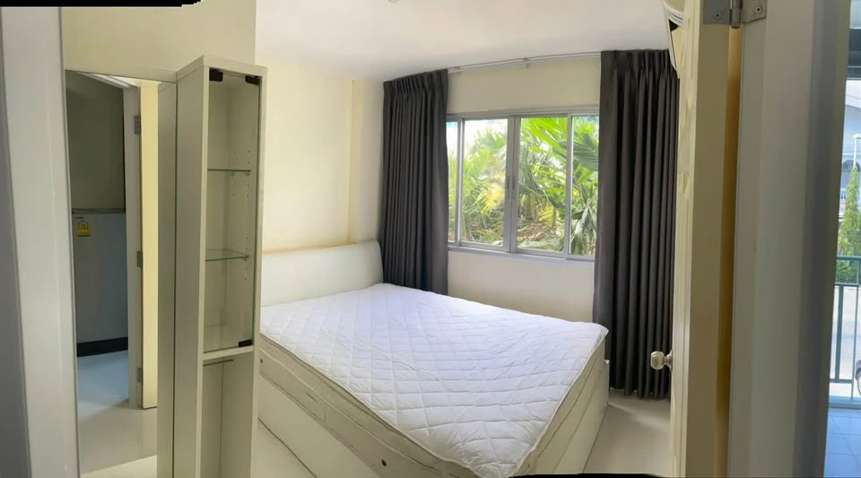 For rent Lumpini Condotown Bodindecha-Ramkhamhaeng, a nice room with washing machine and complete furniture at a great price. Book now.