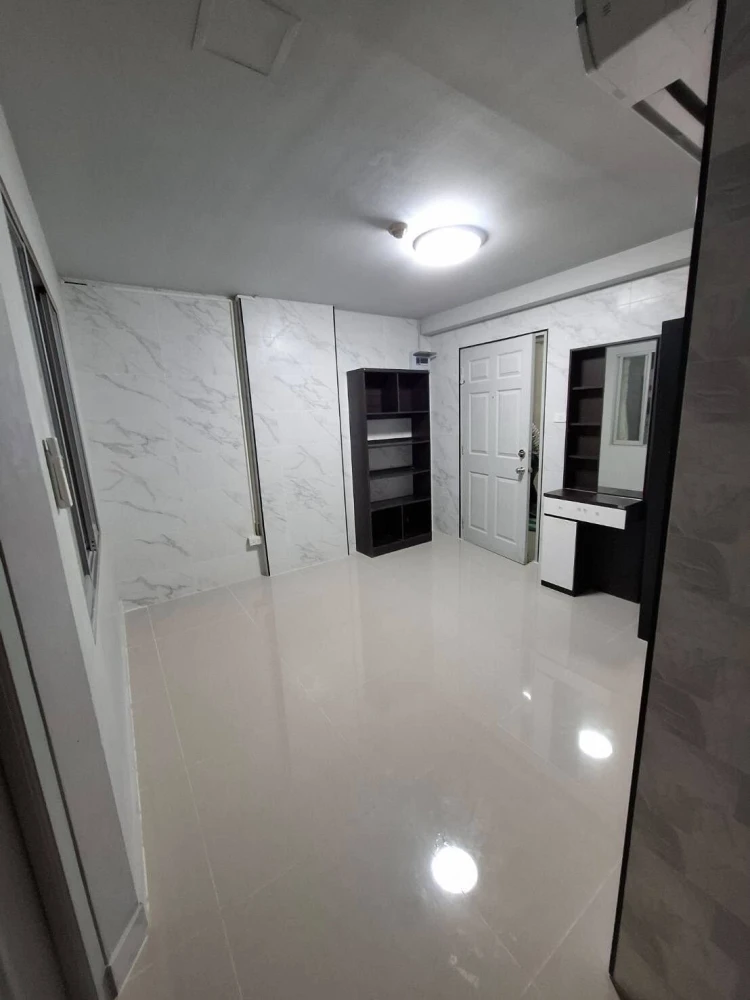 For rent: Lumpini Condotown Bodindecha-Ramkhamhaeng. Unfurnished unit, affordable price. Perfect for those who love decorating their own room.