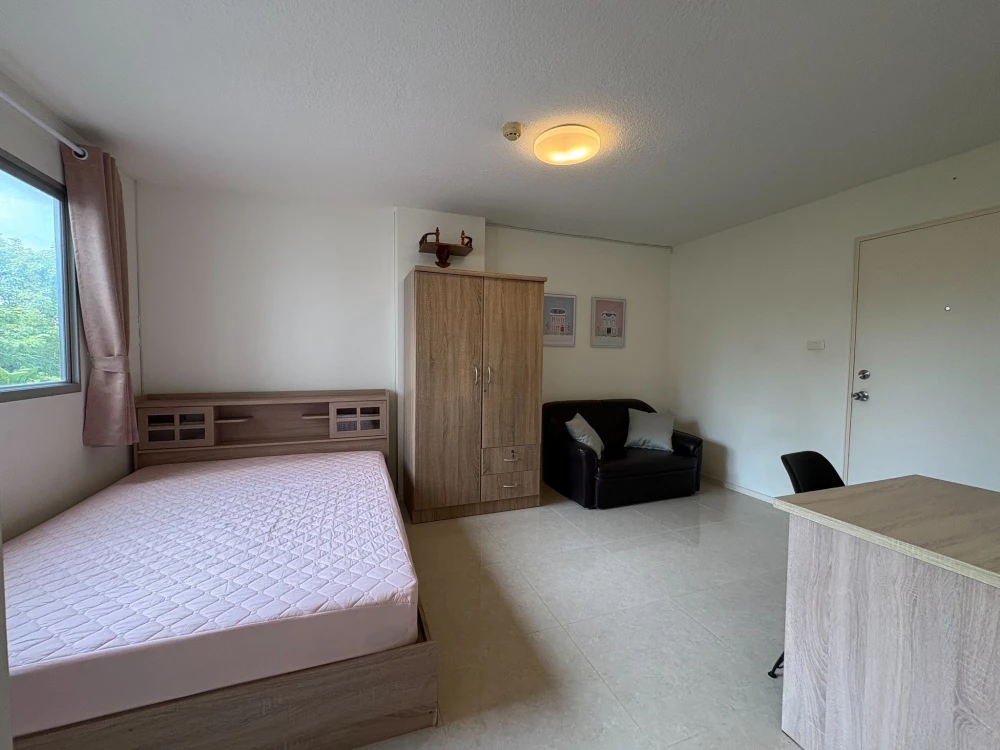 For rent: Lumpini CondoTown Romklao – Suvarnabhumi, 2nd floor unit, fully furnished and equipped with appliances. Don't miss this great opportunity!