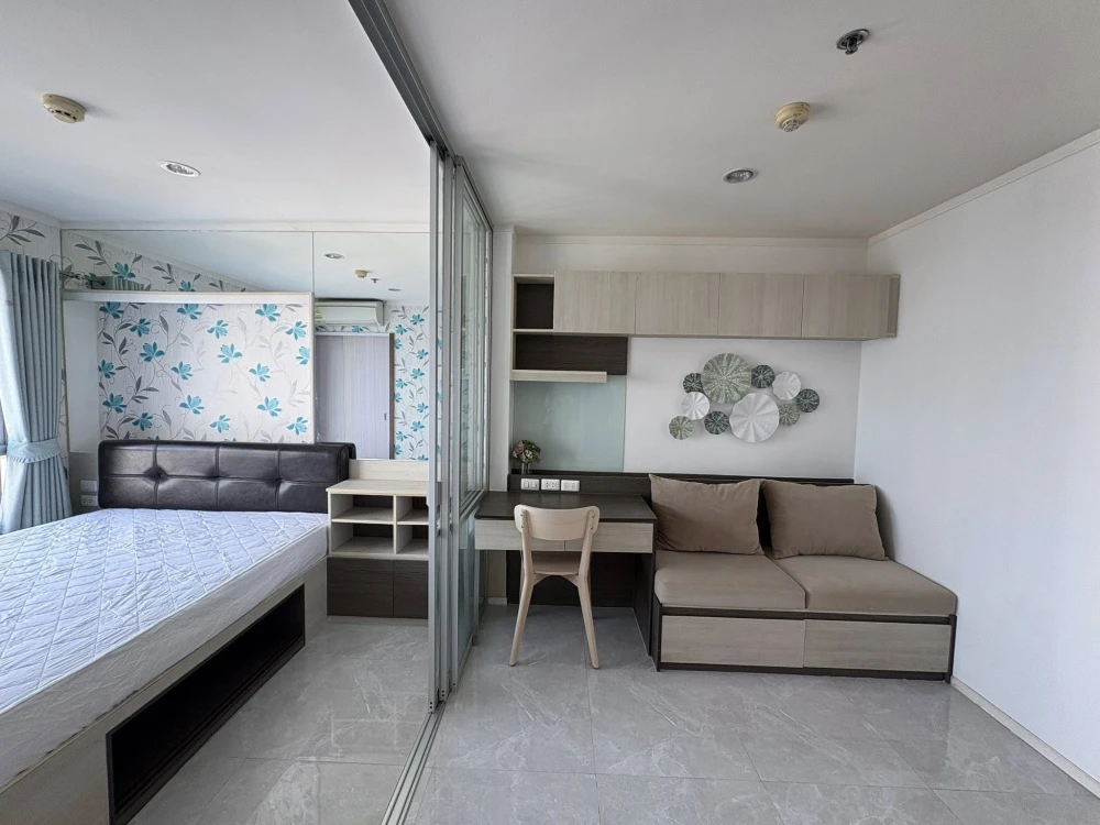 For rent: Lumpini Mega City Bangna, 28th floor unit. High-quality wallpaper and fully furnished. Book now!