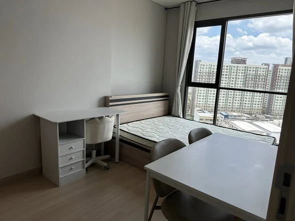 For rent: Lumpini Park Phahol 32, a lovely high-floor unit with furniture. Just bring your suitcase!