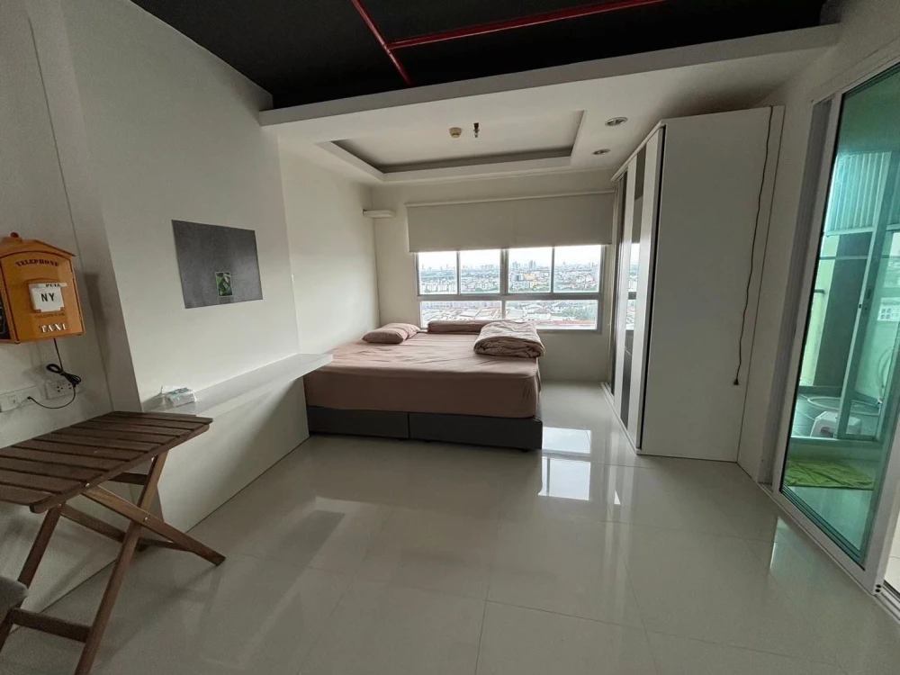 For rent: Lumpini Park Pinklao, a lovely room on the 17th floor with an unobstructed view. Fully furnished. Don't miss out!