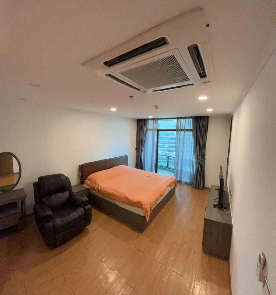 For rent: Lumpini Park View, 2 bedrooms, plenty of usable space, fully equipped with amenities, beautiful view from high floor, reserve now!