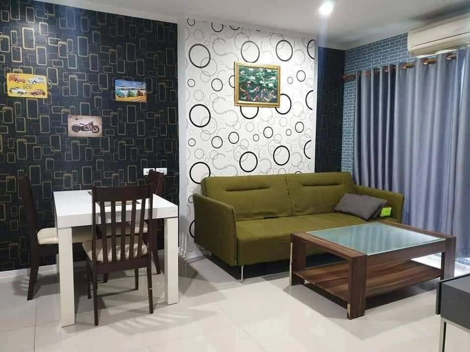For rent: Lumpini Parkbeach Jomtien, spacious room with plenty of usable space, nice wallpaper, complete with amenities. Don't miss it!