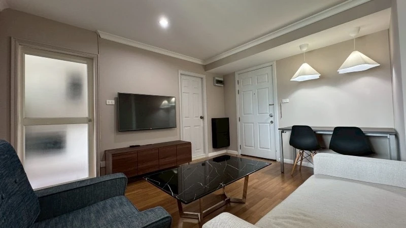 For rent: Lumpini Place Narathiwat - Chao Phraya River view, built-in furniture, ready to move in.