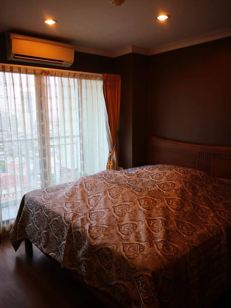 For rent: Lumpini Place Narathiwas - Chaopraya, ready-to-move-in unit on the 29th floor with river view and built-in furniture. Book now, don't wait!
