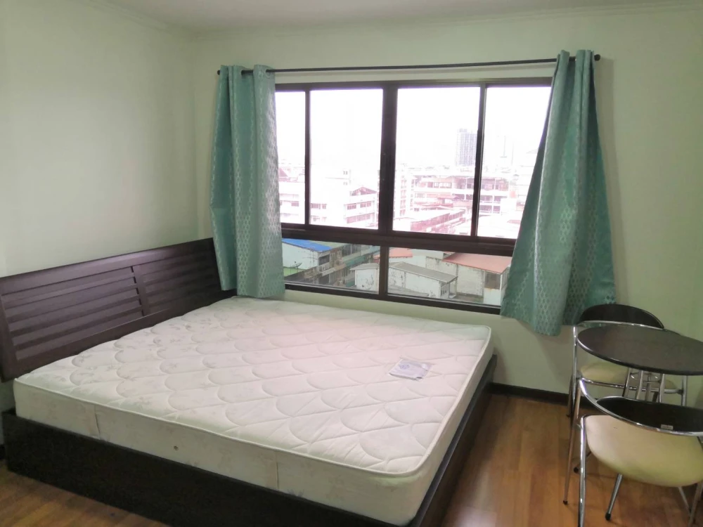 For rent: Lumpini Place Narathiwas 24, 9th floor, Building B, fully furnished, just bring your bags and move in.
