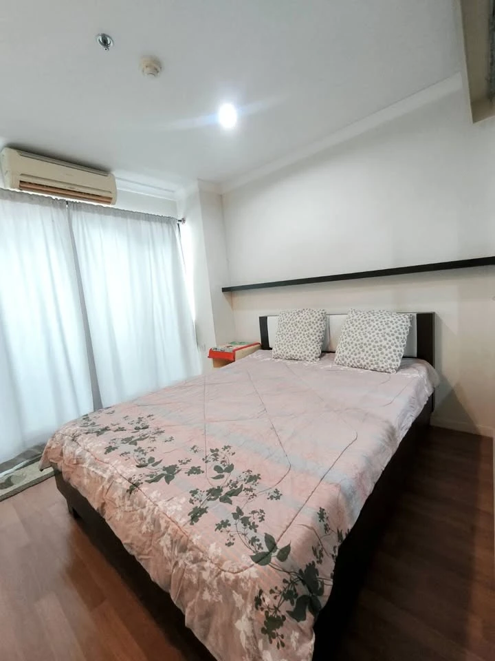 For rent: Lumpini Place Narathiwat-Chaophraya, 15th floor unit. Spacious living area, beautiful unblocked view. What are you waiting for?