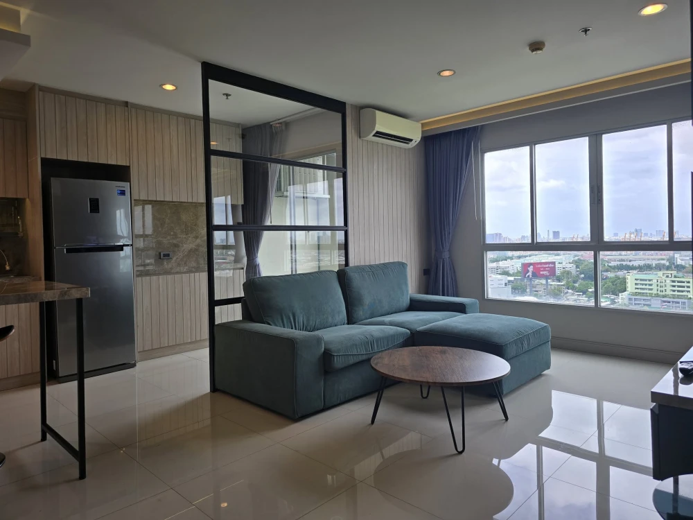For rent: Lumpini Place Rama 4-Kluaynamthai. Very high floor unit, corner lot, with stunning views of Bang Krachao canal, the pier, and the Chao Phray