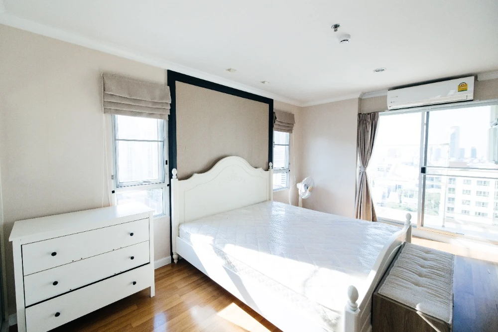 For rent: Lumpini Place Rama 9–Ratchada, 27th floor, nice room, fully furnished, reserve now, hurry!