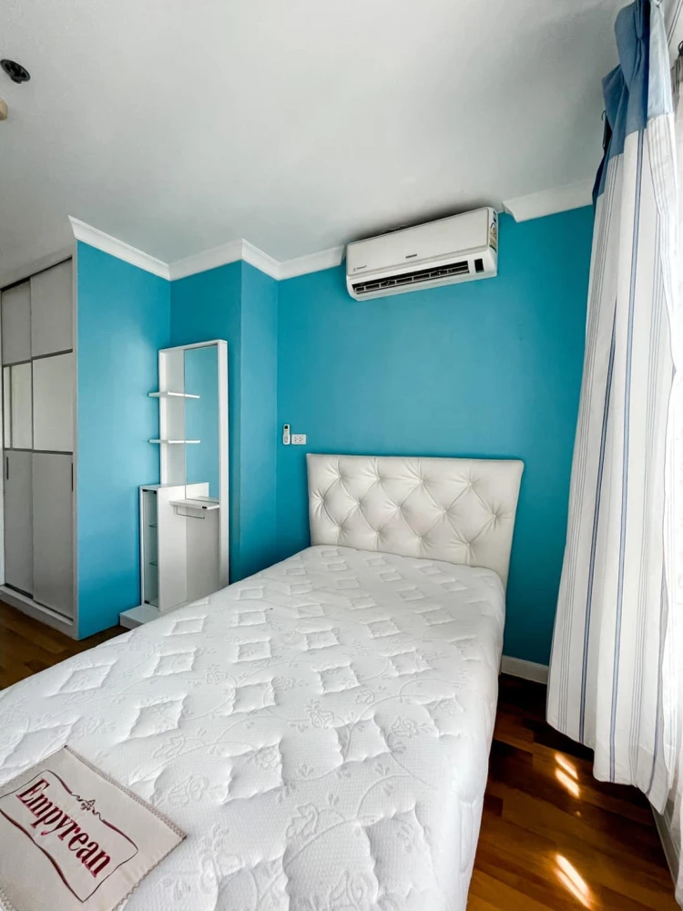 For rent: Lumpini Place Rama 9–Ratchada, 2 bedrooms, spacious living area, great location. Book now!