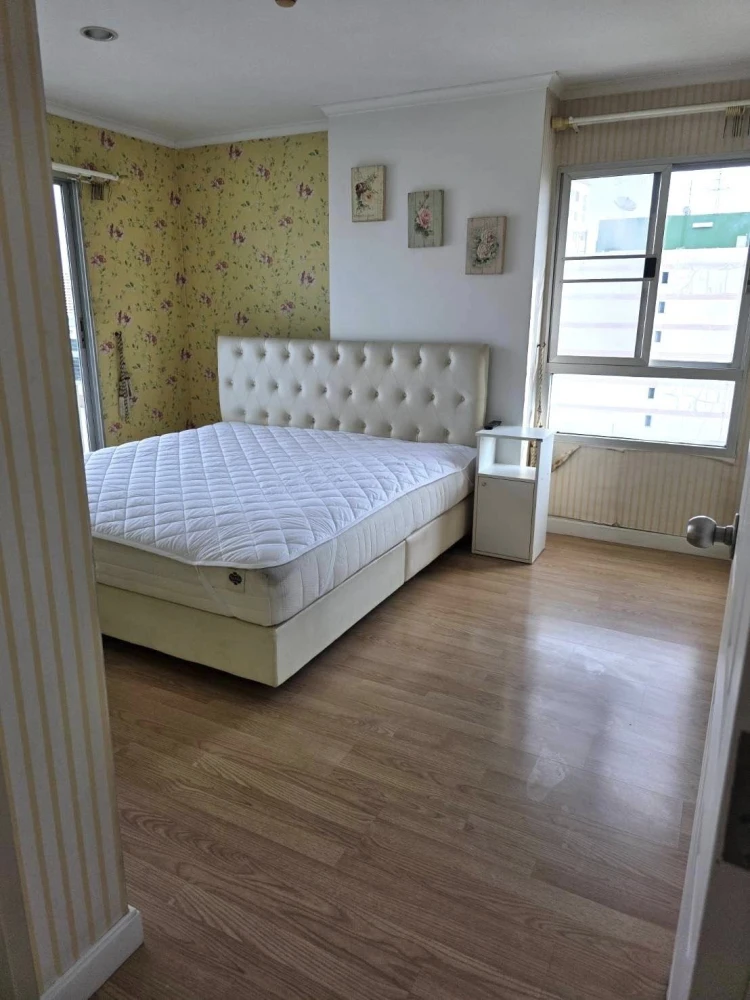 For rent: Lumpini Place Rama VIII, spacious unit with high-quality wallpaper, beautiful unblocked view. Don't miss out!