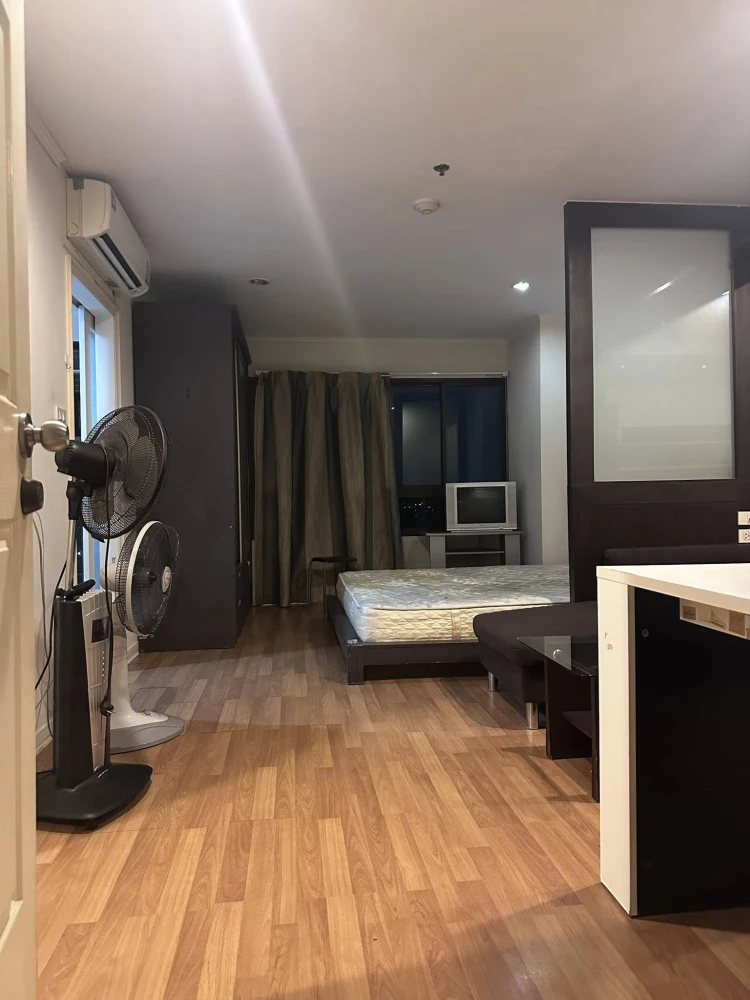For rent: Lumpini Place Ratchada–Thapra, high floor unit, nice and breezy, fully furnished. Book now!