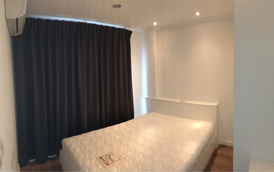 For rent: Lumpini Place Ratchayothin, 10th floor, comfortable unit with complete amenities. Book now!