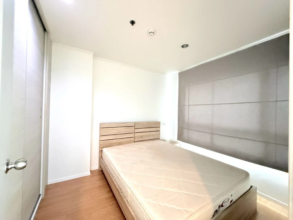 For rent: Lumpini Place Srinakarin-Huamak Station, 11th floor. Nice, fully furnished unit. Book now!