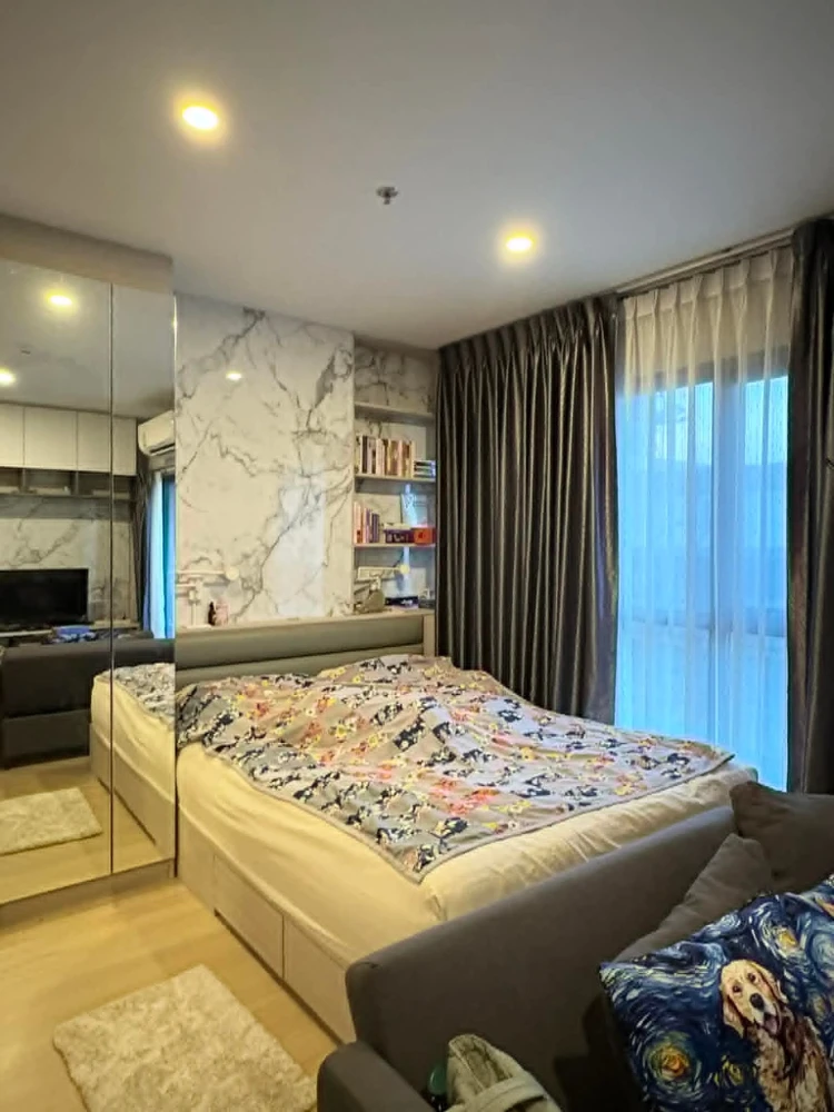 For rent: Lumpini Suite Dindaeng-Ratchaprarop. A lovely room with high-quality built-in furniture. Don't miss out!