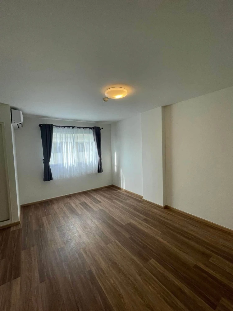For rent: Lumpini Township Rangsit Klong 1, 3rd floor unit, fully furnished. Book now!