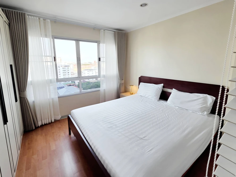 For rent: Lumpini Ville Ramkhamhaeng 44. Spacious room with ample living space, fully furnished, in a prime location. Don't miss out!