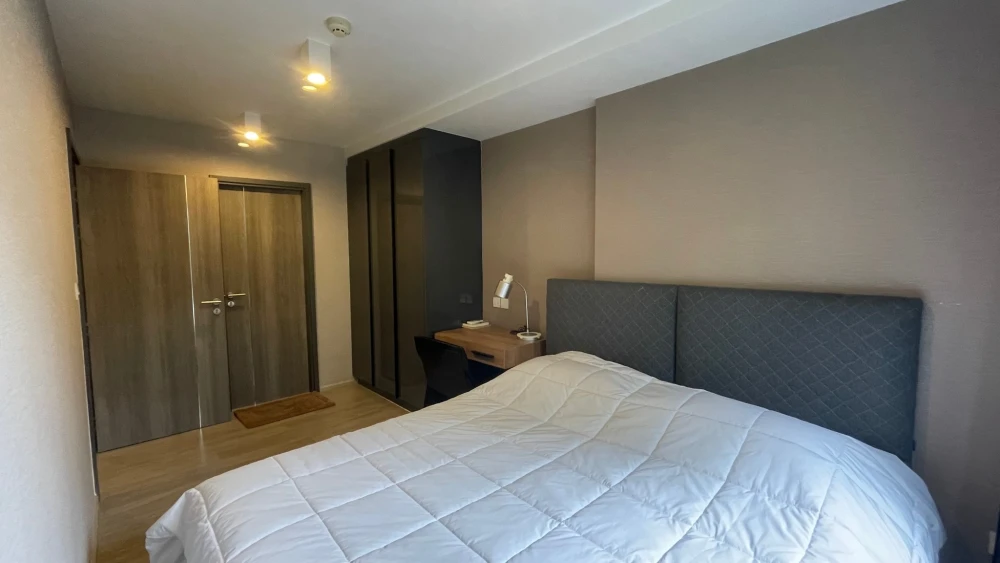 For rent: Maestro 02 Ruamrudee. Spacious and comfortable room with convenient amenities. Book now!