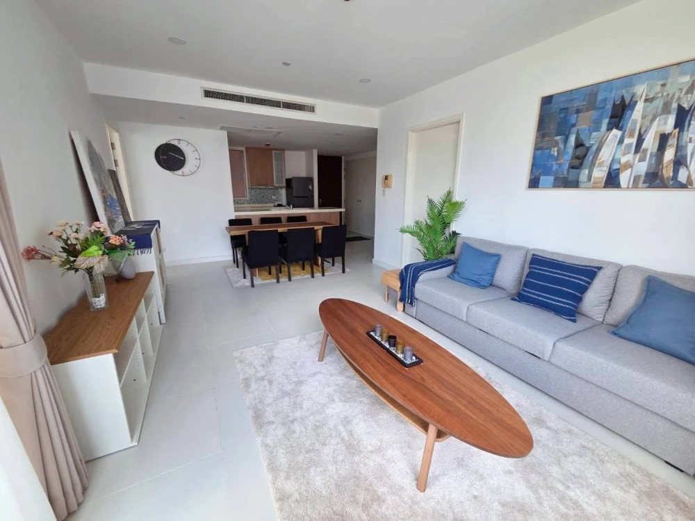 Manhattan Chidlom condo for rent. Spacious and comfortable room with complete furniture and appliances. Book now!