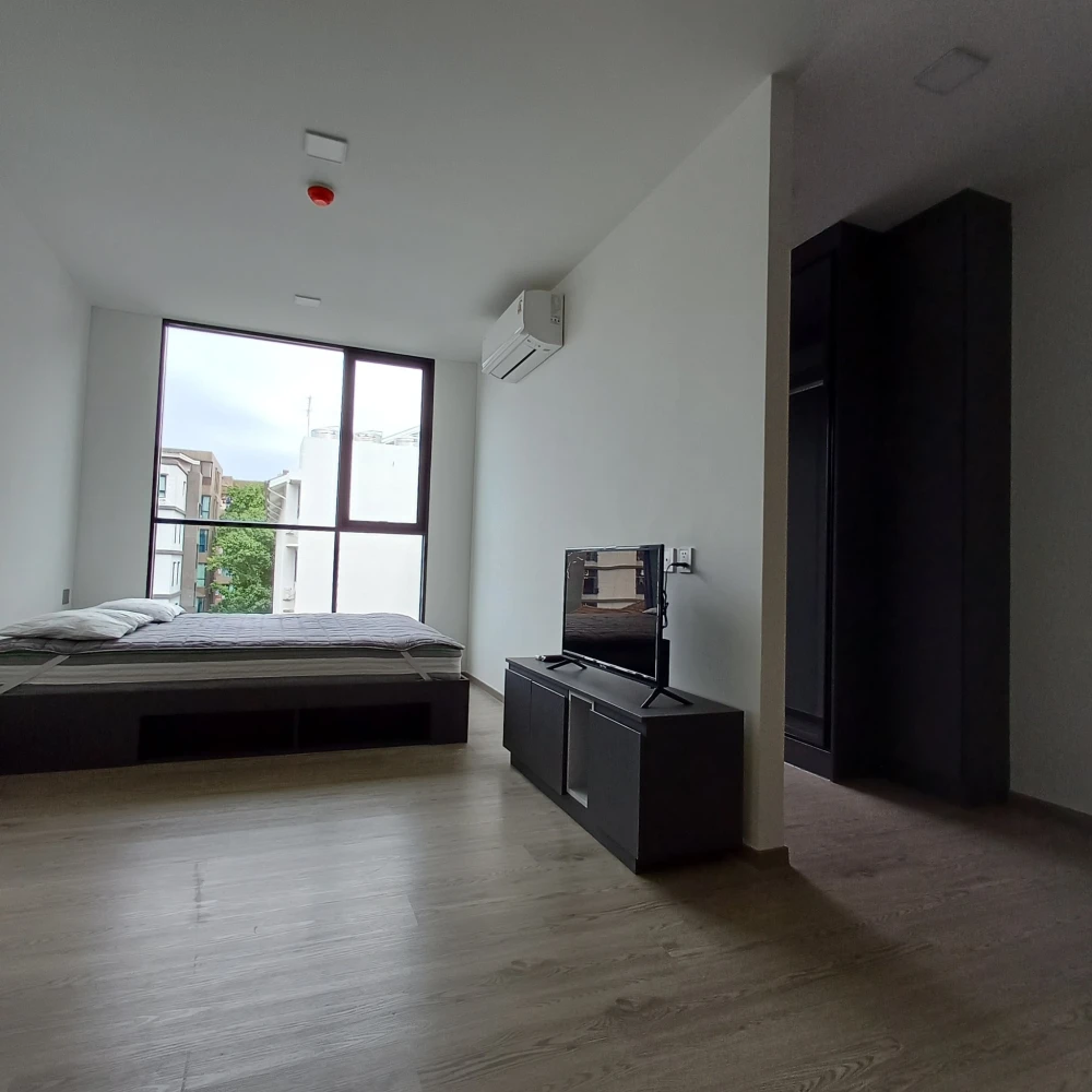 For rent: Maroon Ratchada 32, room with garage, full facilities, great price, you'll regret it if you miss it.