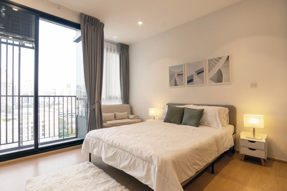 For rent: Maru Ekkamai 2, studio room, 12th floor, facing north, simply decorated, nice to live in, hurry and book now.