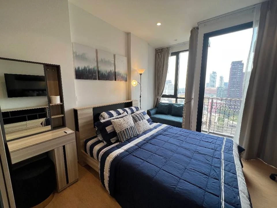 For rent: Maru Ekkamai 2-bedroom unit, beautifully decorated and ready to move in. Features a built-in, enclosed kitchen and comes fully furnished. Bo