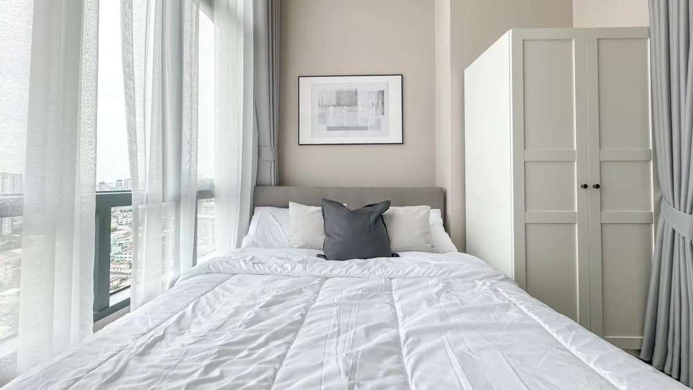 For rent: Metro Sky Prachachuen. Spacious room with high ceilings, bright and airy, fully furnished, and plenty of usable space. Book now!