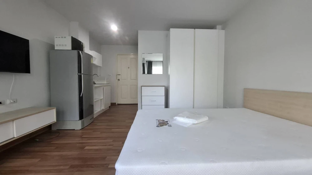 For rent: Miami Bangpu, a lovely room on the 3rd floor with complete amenities. Don't miss out on this great opportunity!