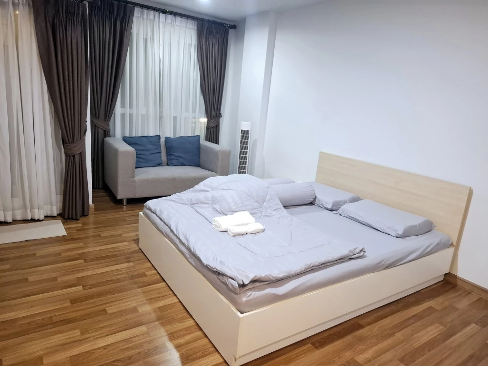 For rent: Miami Bangpu, a nice room, comes with complete furniture and electrical appliances. Just bring your bags and move in.