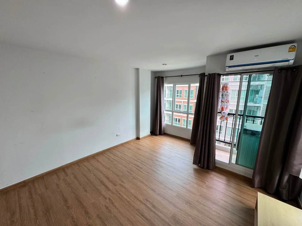 For rent: Miami Bangpu, corner unit offering privacy in a great location with convenient transportation. Don't just look, book it!