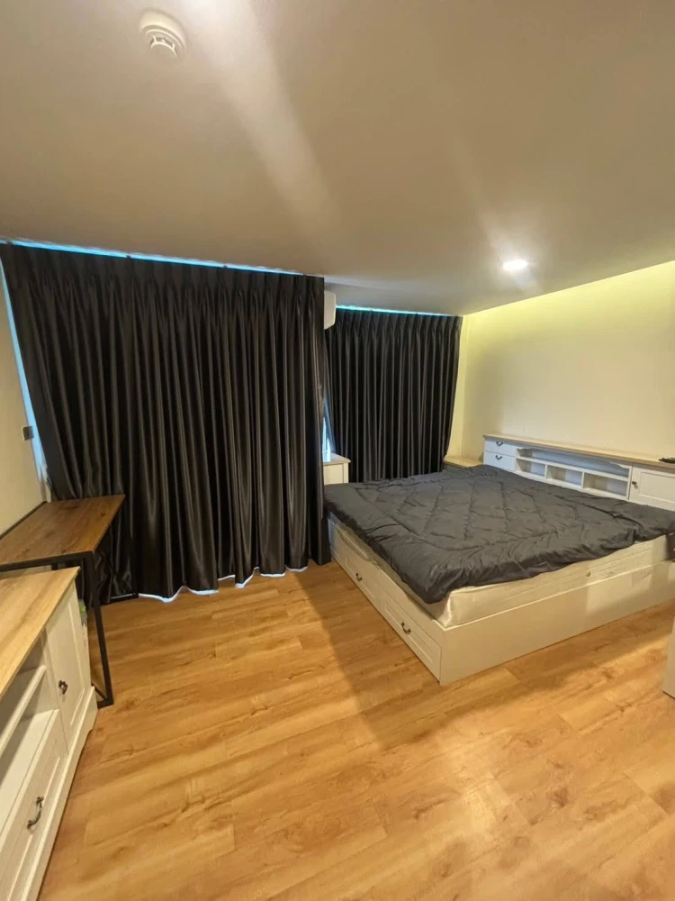 Modern condo for rent, Charan 79. The room's walls are not attached to other rooms because one side is connected to the lobby and the other side is co