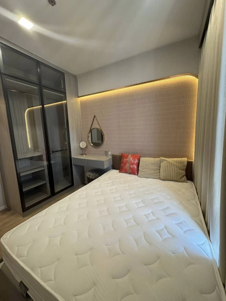 For rent: Modiz Rhyme Ramkhamhaeng, ready to move in, stunningly beautiful unit with built-in furnishings throughout. Don't miss out!