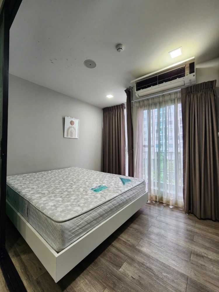 Modiz Station room for rent, next to the fire escape. Offers privacy and significantly reduces noise from neighboring rooms. Book now!