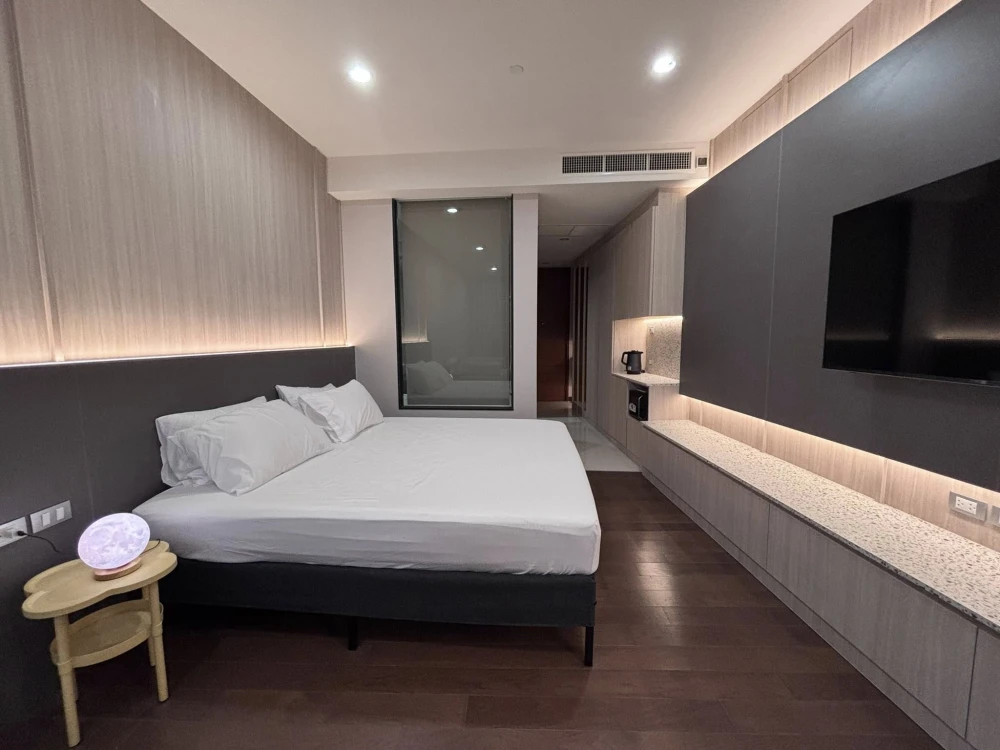 For rent: Movenpick White Sand Beach, high floor unit, fully furnished, spacious and comfortable. Book now!
