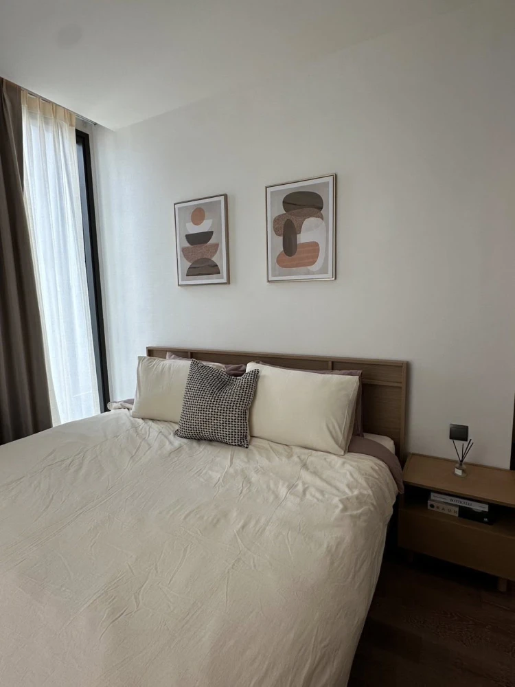 For rent: MUNIQ Sukhumvit 23, spacious room, lots of usable space, decorated in a controlled tone, comes with complete furniture, book now!
