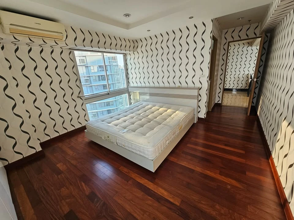 For rent: My Resort Bangkok, spacious and comfortable room, with nice wallpaper, just bring your bags.