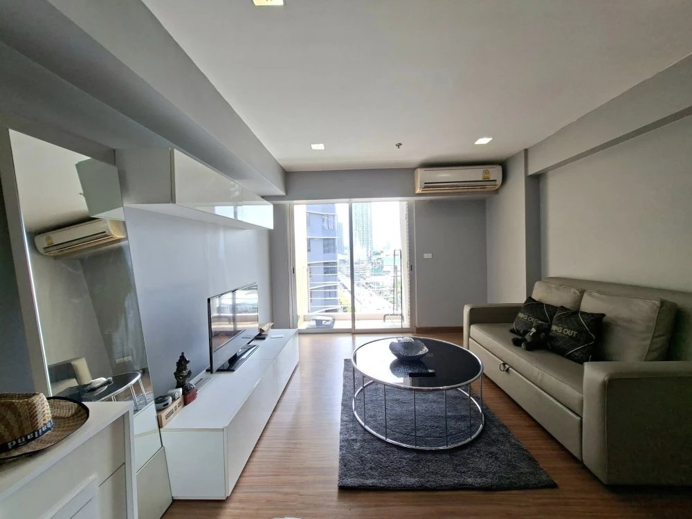 For rent: My Resort Bangkok, corner room, 2 bedrooms, 1 bathroom, fully furnished, don't miss it.