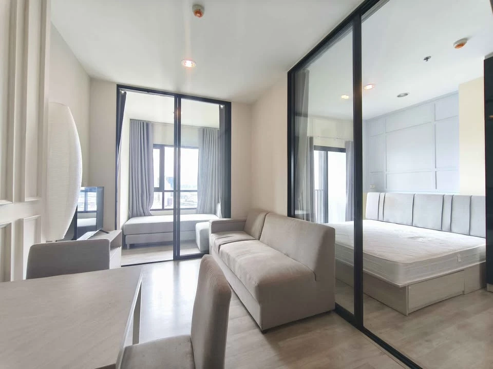 For rent: Niche Mono Mega Space Bangna. Very high floor unit, well-partitioned, fully furnished, and ready to move in.