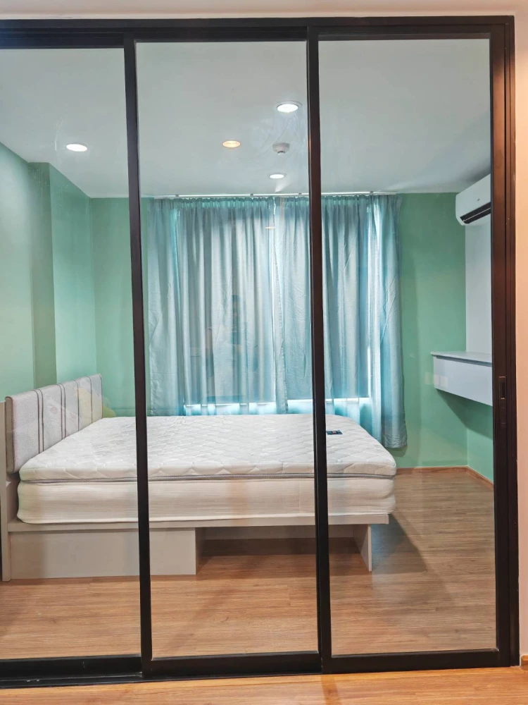 For rent: NICHE MONO RAMA 9, a room with cool tones, very comfortable to the eyes, with a clear and open city view. You can't miss booking it.