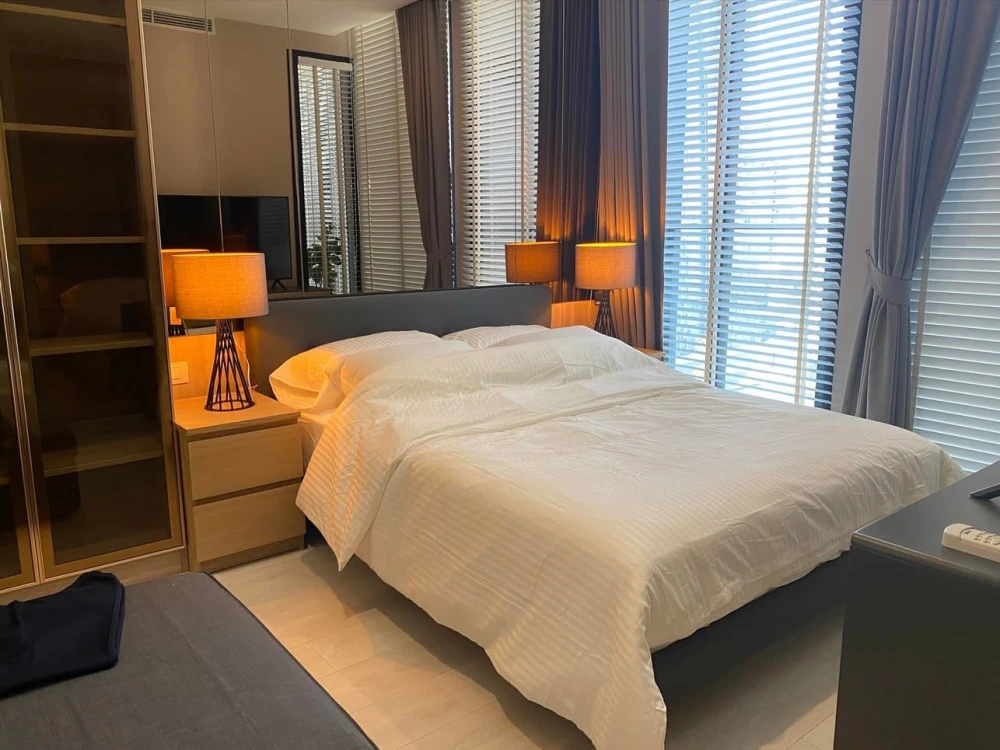 For rent Noble Ploenchit, 2 bedrooms, 2 bathrooms, beautifully decorated built-in throughout the room, hurry and book now.
