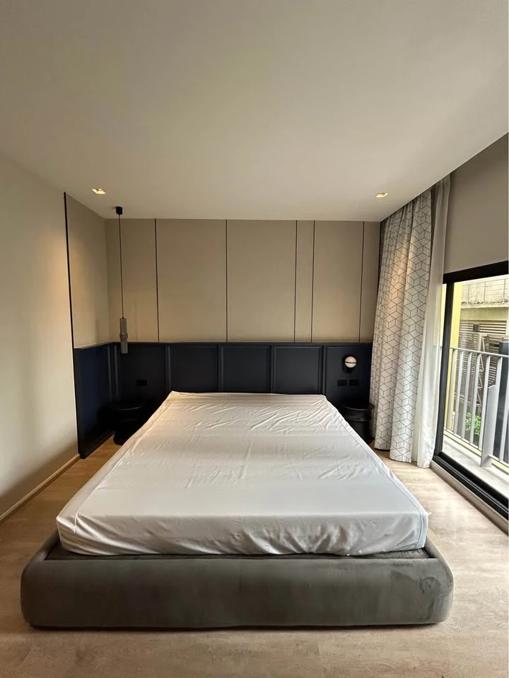 For rent: Noble Above Wireless-Ruamrudee. Very spacious room, fully equipped with high-end amenities.