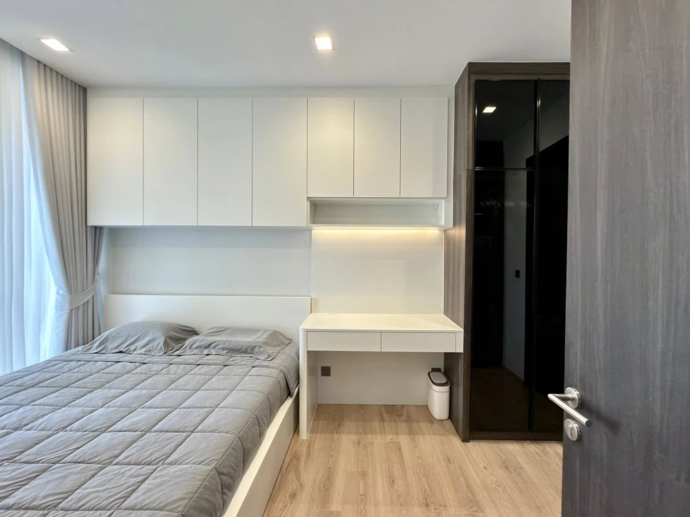Noble Around Ari condo for rent. Fully furnished with built-in furniture throughout, in a minimalist white style. Ample storage space. Book now to sec