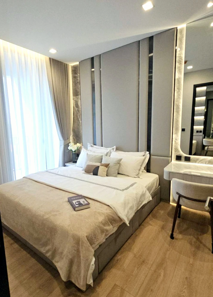 For rent: Noble Around Ari, high floor unit, beautifully decorated with built-in furniture, offering stunning views of the Pearl Bangkok skyscraper in