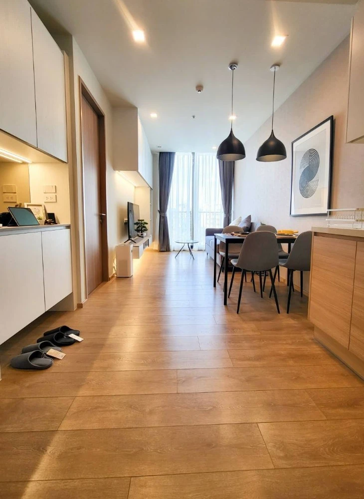 For rent: Noble Be Sukhumvit 33, 5th floor. A lovely unit with complete furnishings. Book now!