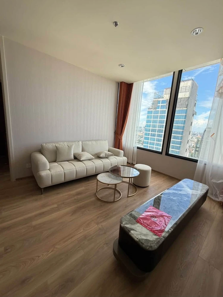 For Rent: Noble Form Thonglor. Located on a very high floor (20th floor). Spacious unit with an incredibly large usable area—book now before you miss