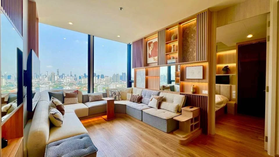 For rent: Noble Form Thonglor, 2 bedrooms, 2 bathrooms. Every room has an unobstructed view of Thonglor. This is a must-see!