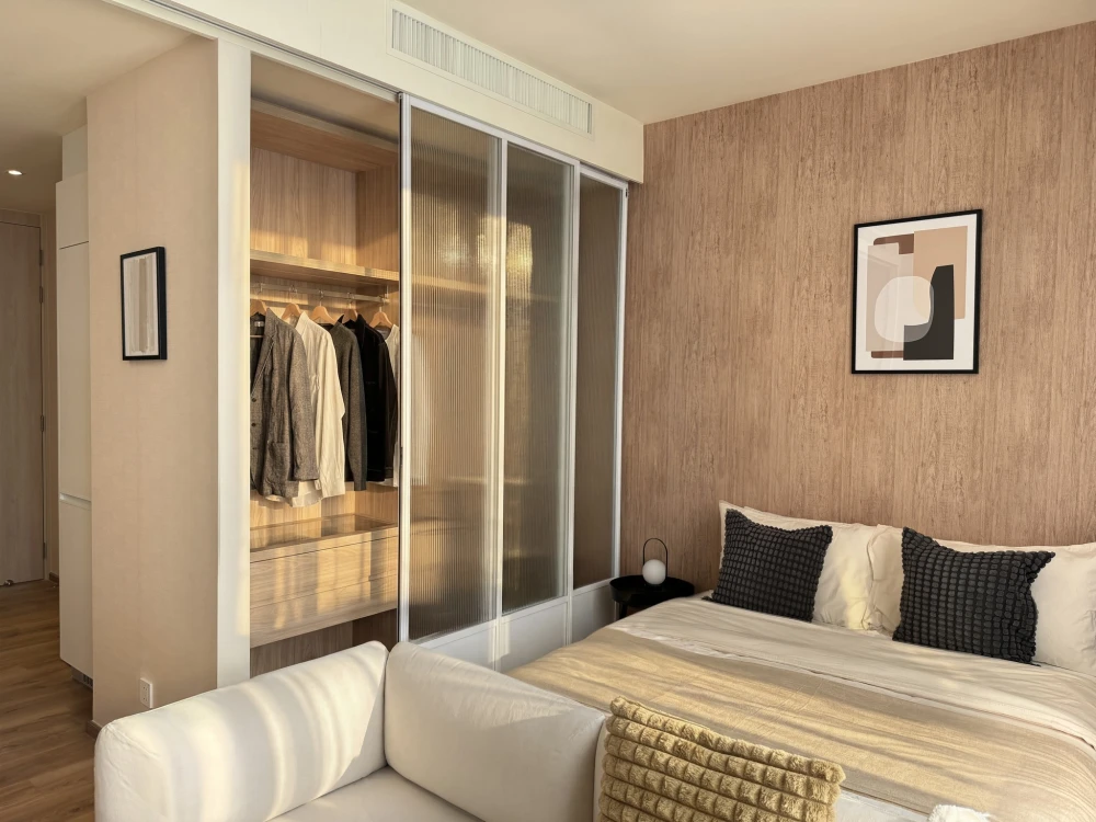 For rent: Noble Form Thonglor, 1 bedroom, 1 bathroom, high-quality built-in furniture, fully furnished. Book now!