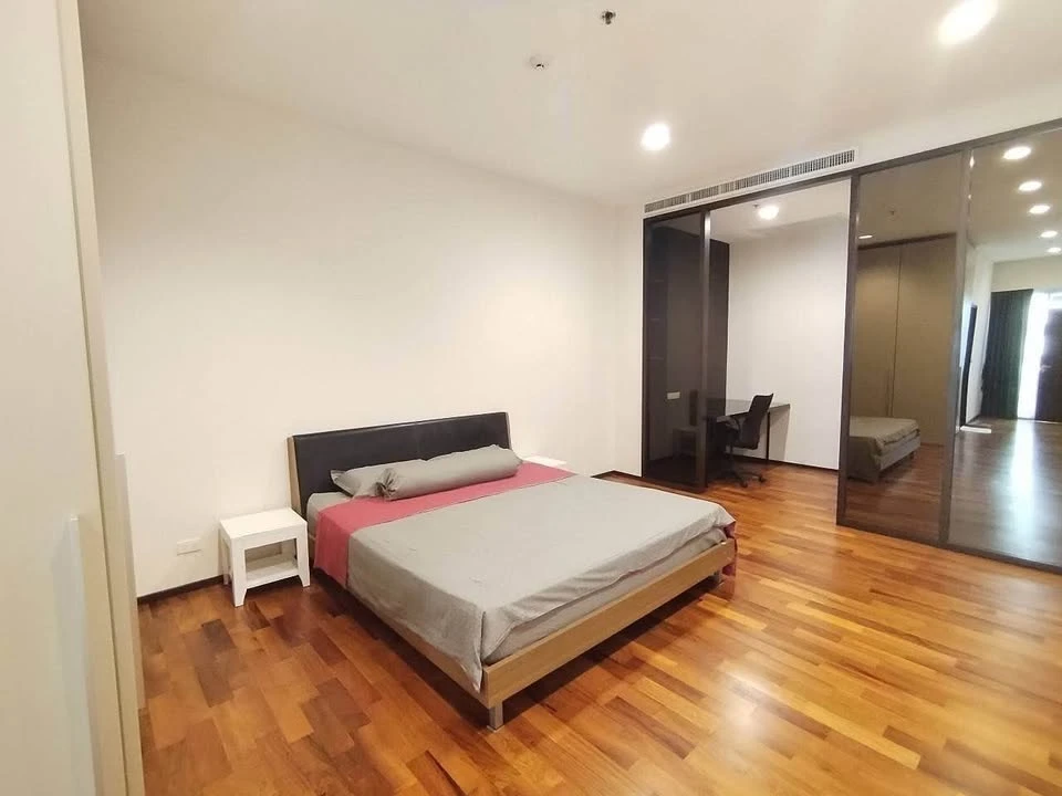 For rent: Noble Ora, spacious and airy room with a ceiling height of 3.6 meters, lots of usable space, don't miss it.