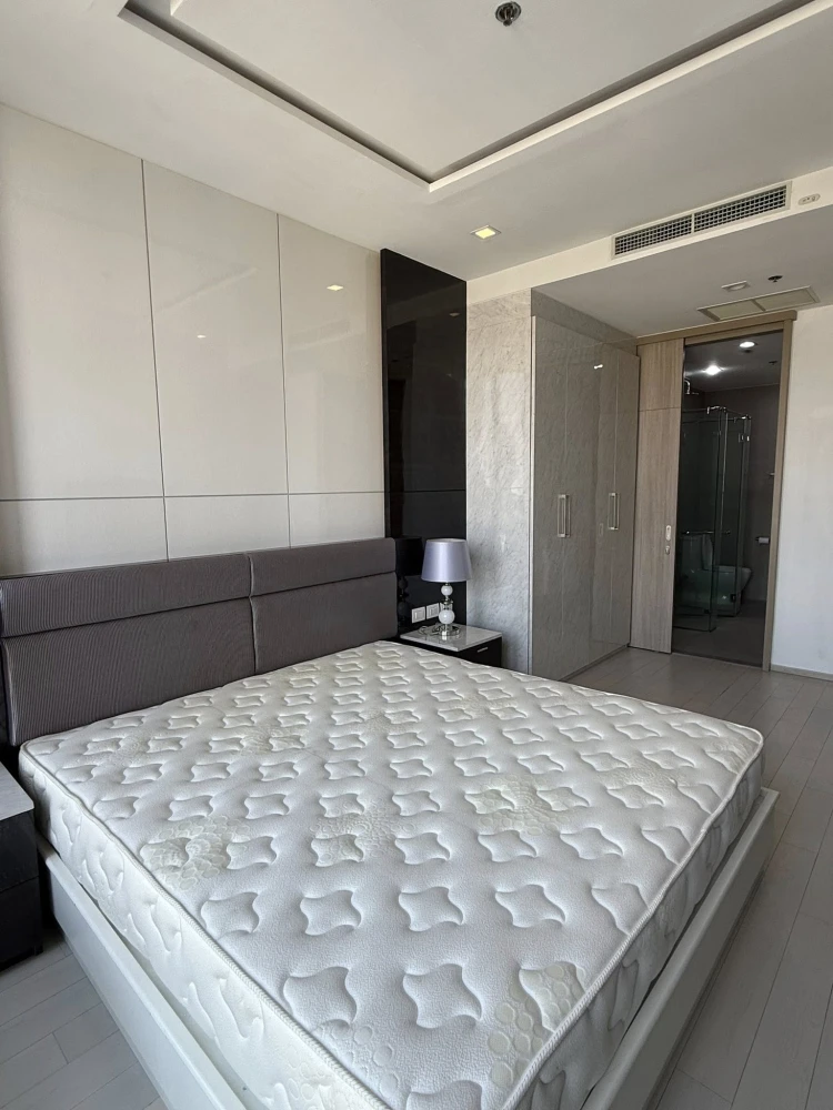 Spacious condo for rent at Noble Ploenchit, fully furnished with built-in furniture, ready to move in. Book today! Don't miss out!